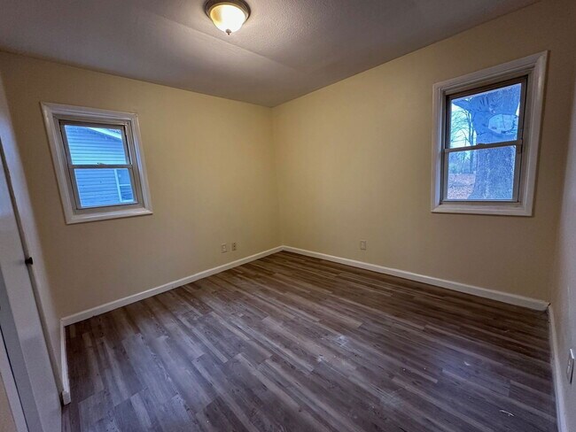 Building Photo - 13 W Adams Dr