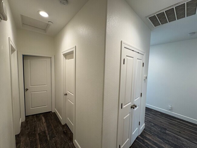Building Photo - Tulare Home coming soon!