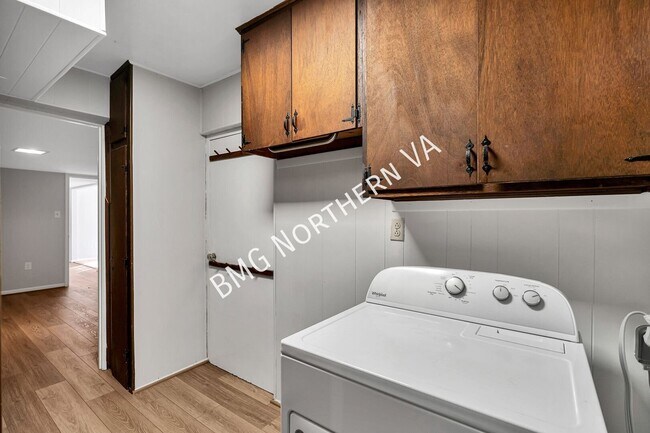 Building Photo - 5207 Gainsborough Dr