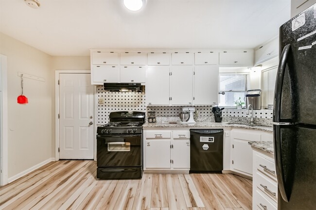 Building Photo - 222 Linda St