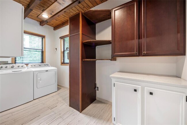 Building Photo - 358 Bridgeview Dr