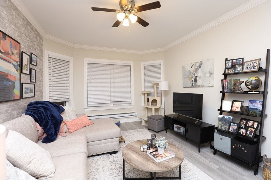 Building Photo - 648 W Roscoe St