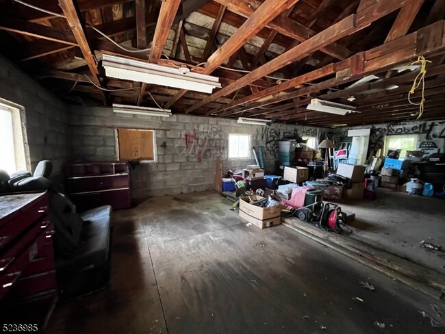 Building Photo - 68 Clove Ave