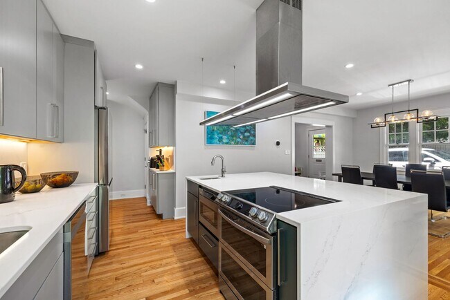 Building Photo - *Beautifully Updated & Spacious 4BD/3.5BA ...
