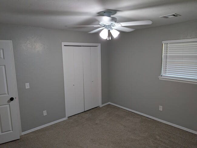 Building Photo - 2421 Marshall Dr