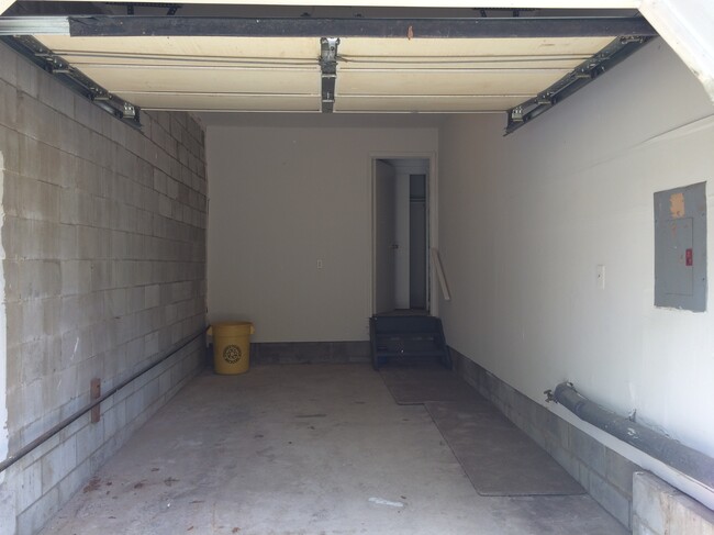 Building Photo - 4 Carriage Ln
