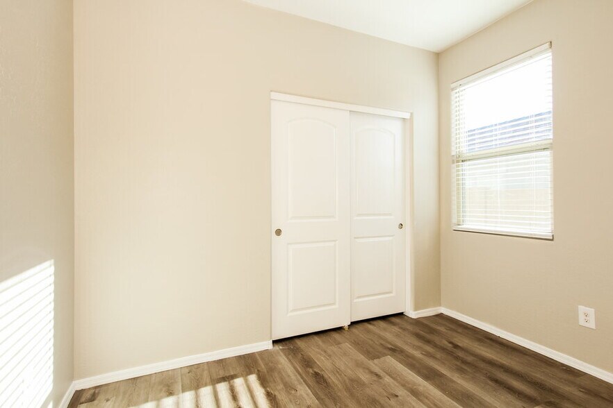 Building Photo - 6873 S Blue Hills Dr