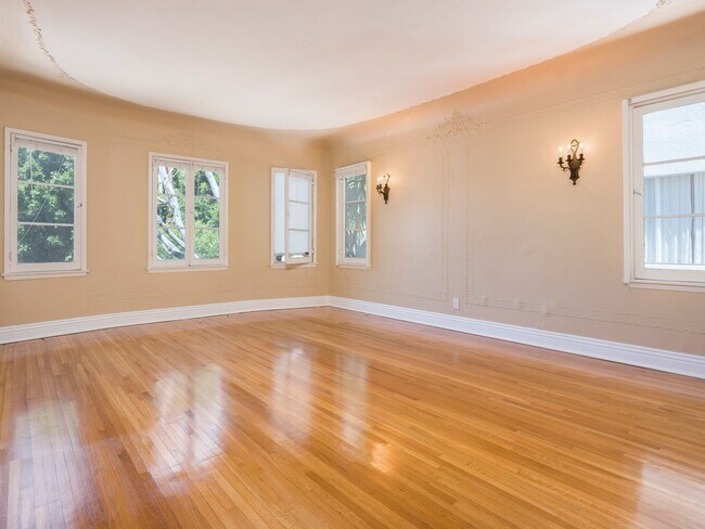 Building Photo - 223 S Gale Dr