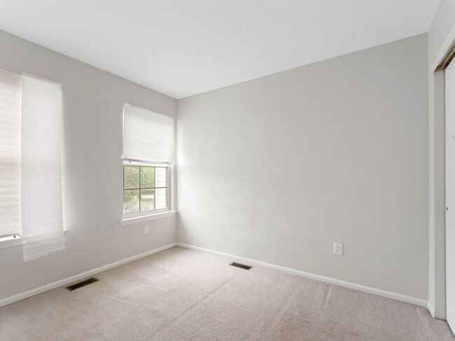 Building Photo - 5 Larkspur Ct