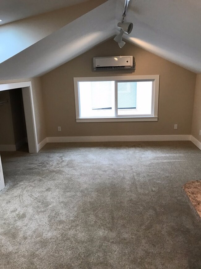 Building Photo - Charming Top Floor Studio of Triplex in a Fantastic Seattle Neighborhood!