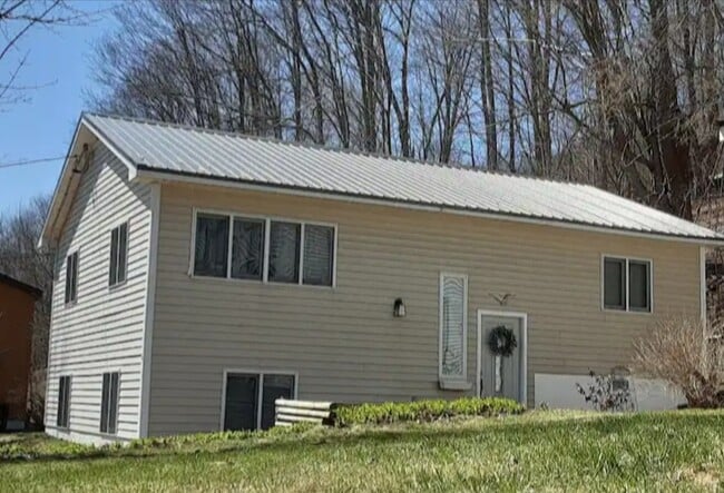 Building Photo - 64 Meredith St