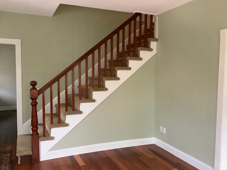 We're back in the living room and heading upstairs next.. - 9 Jay St