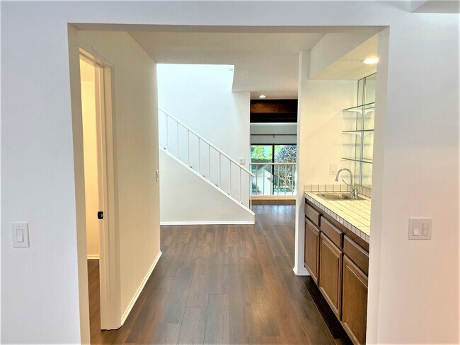 Building Photo - 1450 Palisades Dr