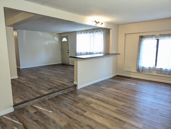 Building Photo - Available NOW - 3 Bed, 1 Bath Spacious Ran...