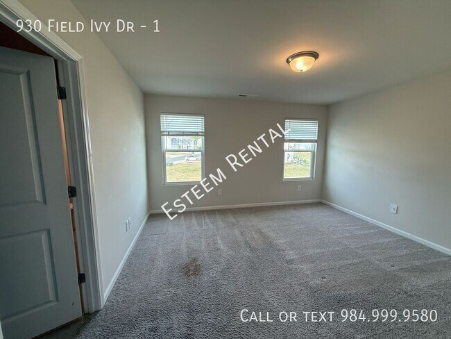 Building Photo - 930 Field Ivy Dr