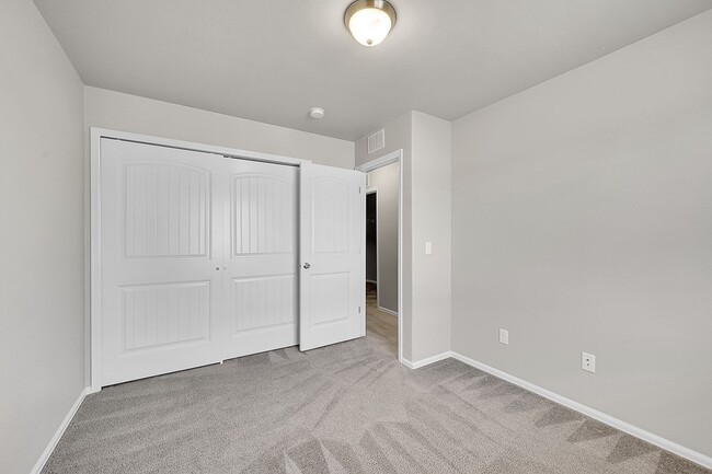 Building Photo - 3 bed 3 bath townhome in gated community w...