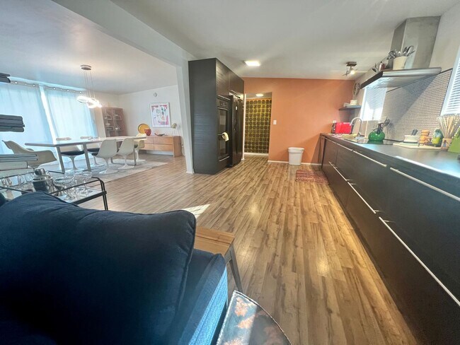 Building Photo - 3 Bedroom 2 Bathroom - Fully Furnished - Mid Century Modern