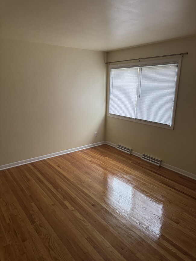 Primary Photo - 6262 S Robert Ave