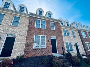 Building Photo - Newer Townhouse (Wiggington Place)