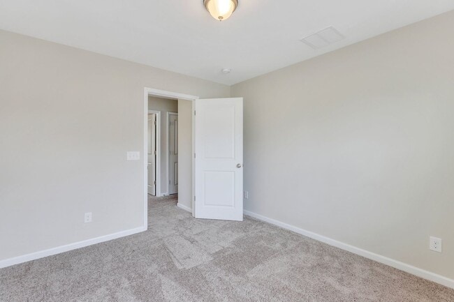 Building Photo - 4 Bed/2.5 Bath in The Commons