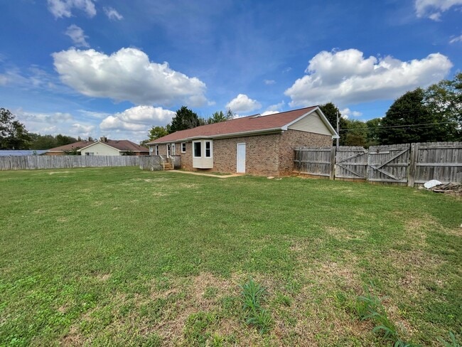 Building Photo - 112 Hazelwood Dr
