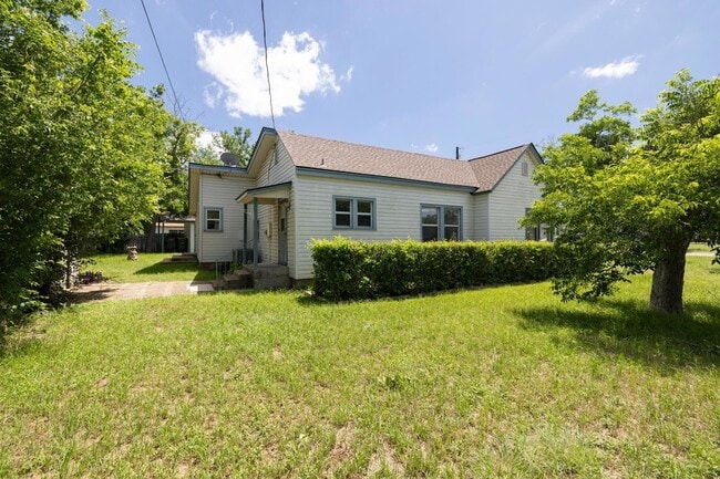Building Photo - 701 1/2 S Walnut Street Unit
