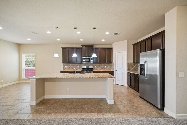 Building Photo - Immaculate Home in the Coveted Fairway Rid...