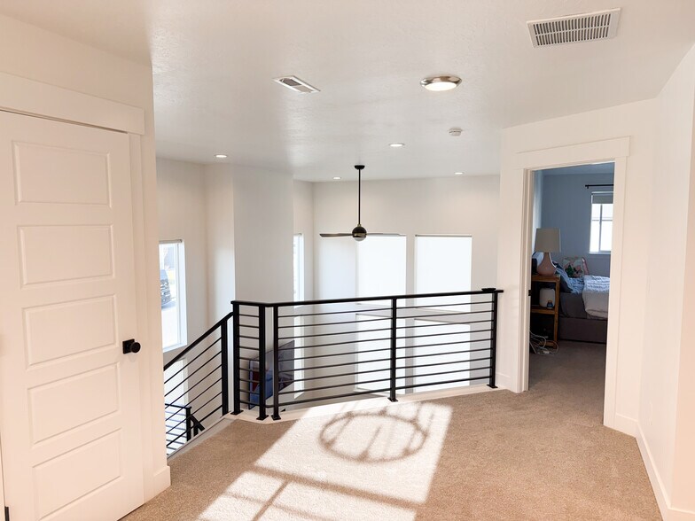 Building Photo - 118 N Lasalle Dr