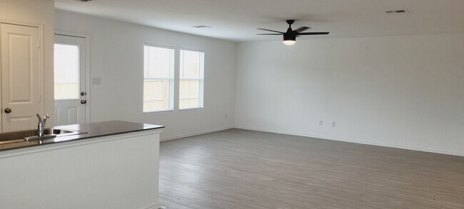 Building Photo - 4bd 2.5 ba in New Braunfels