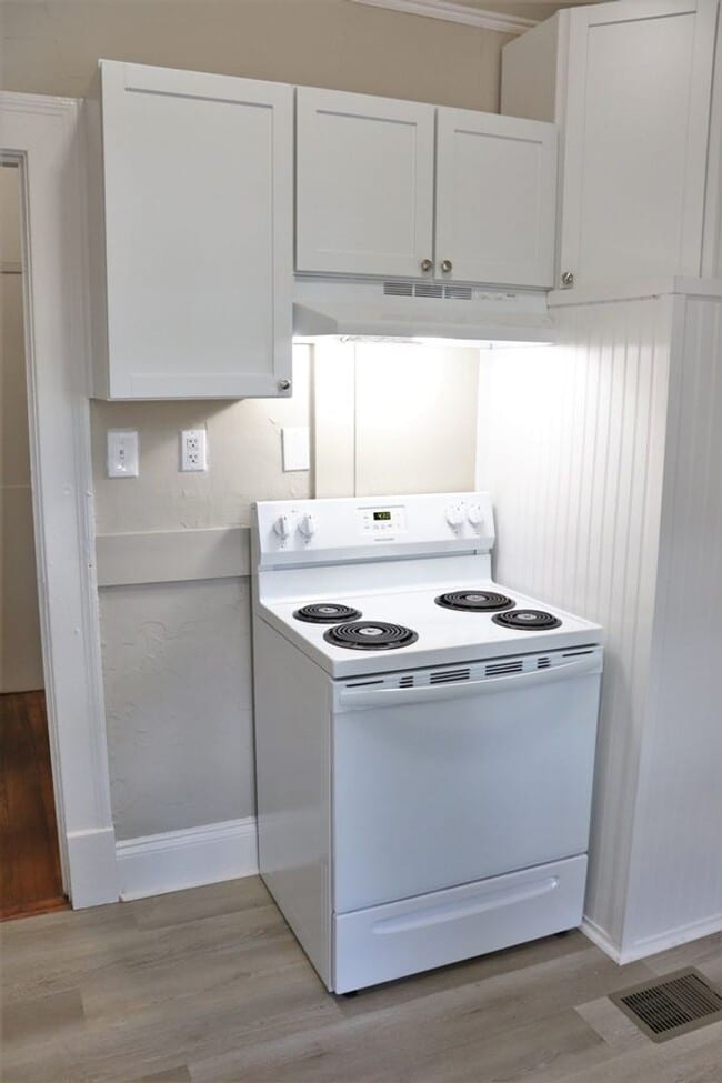 Building Photo - Carefree living with this 1-bedroom beauty...