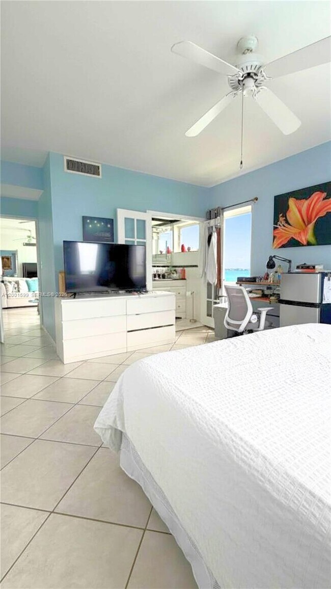 Building Photo - 1880 S Treasure Dr