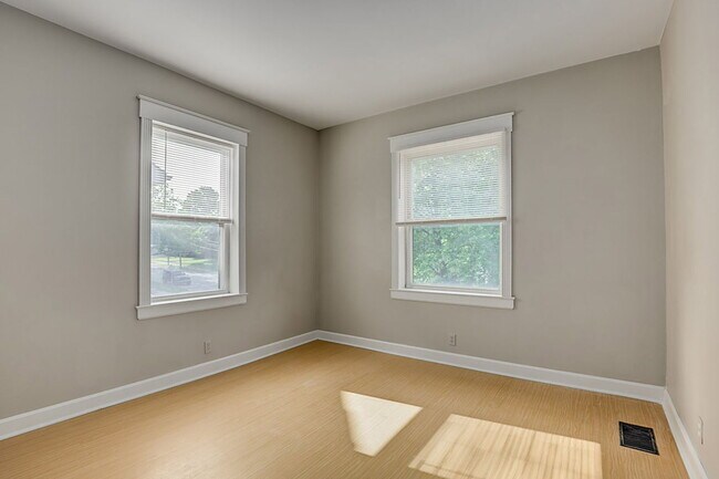 Building Photo - 3036 Urwiler Ave
