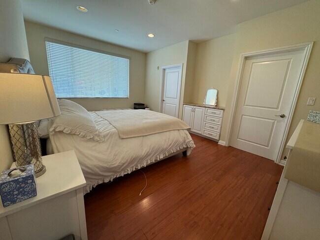 Building Photo - 1845 Beloit Ave