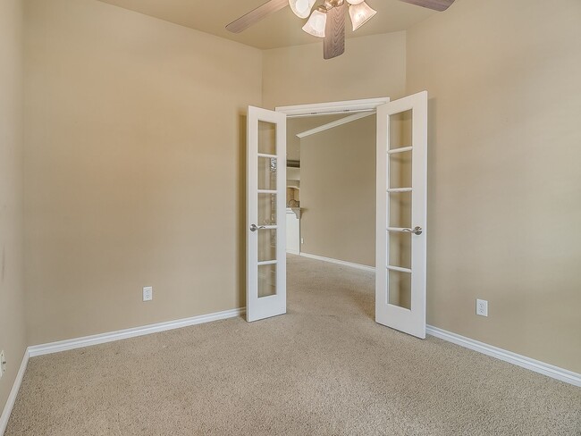 Building Photo - Spacious Edmond 2 bed 2 Bath 2 Car Garage ...