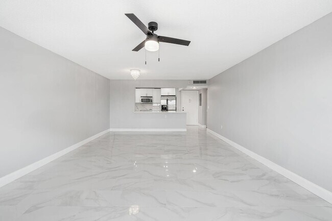 Building Photo - 1502 S Lakeside Dr