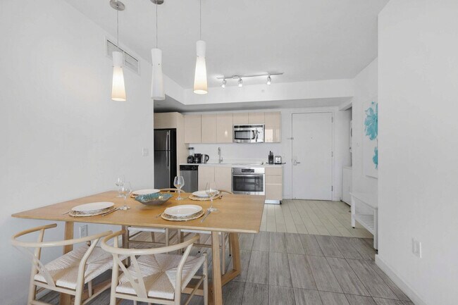 Building Photo - 2602 E Hallandale Beach Blvd