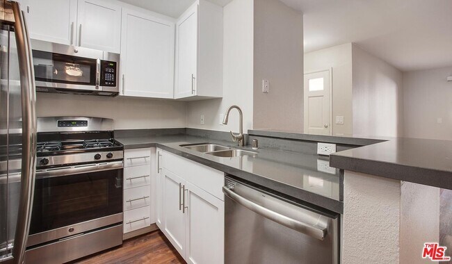 Building Photo - 5736 Las Virgenes Rd
