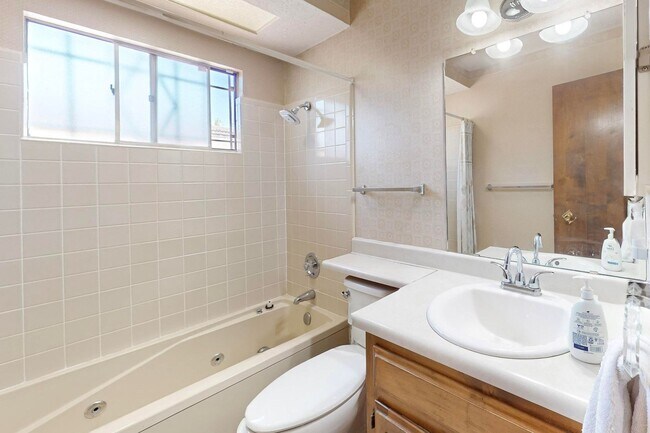 Building Photo - NE Brick Ranch 3/Bd 2/Ba 2 Cg 1782/sf