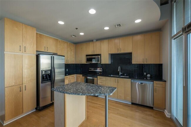 Building Photo - 943 Peachtree St NE