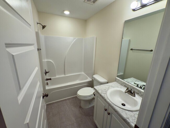 Building Photo - 613 Pershing Dr