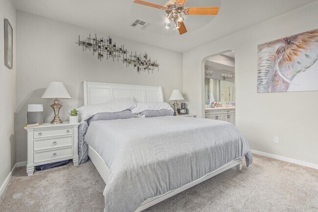 Building Photo - Beautiful Scottsdale townhome with perfect...