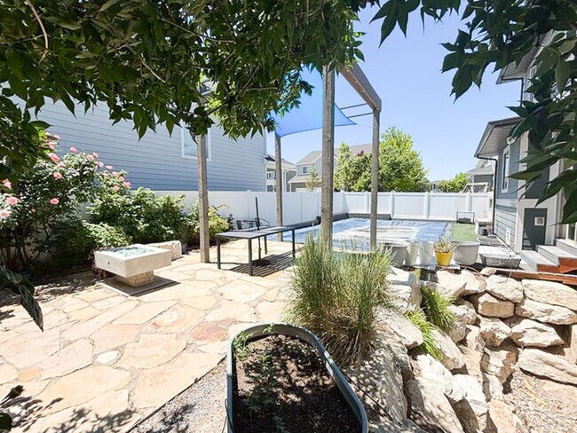 Building Photo - Luxury 5-Bedroom Rental with Pool, Finishe...
