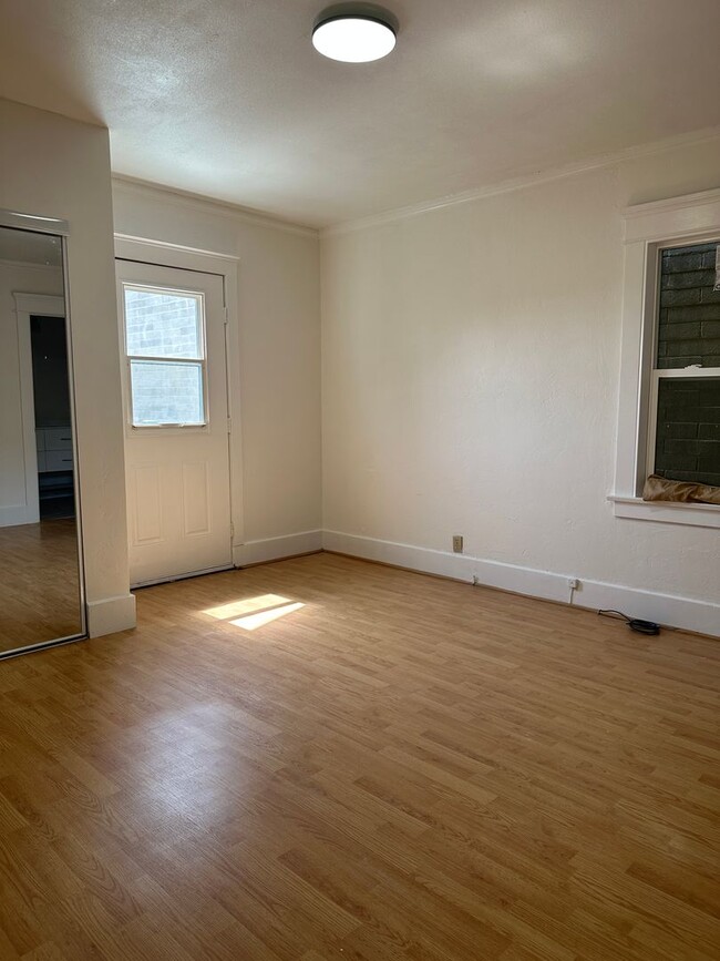 Building Photo - Downtown Craftsman - Live/Work - Zoned Mix...