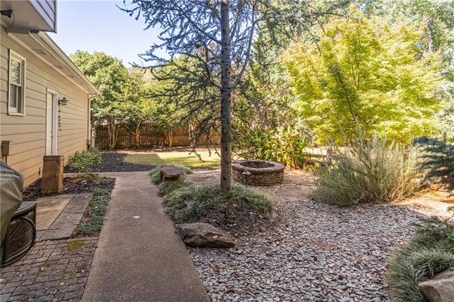 Building Photo - 310 Bent Grass Dr