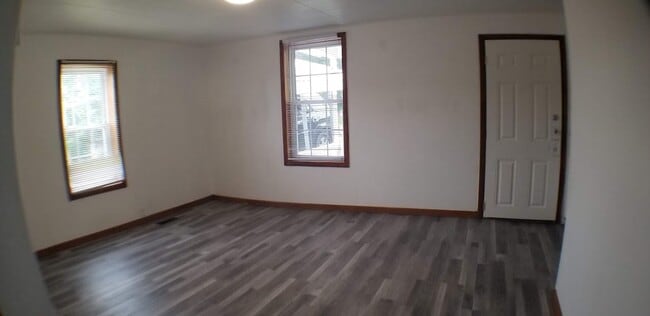 Building Photo - 123 Lilly St