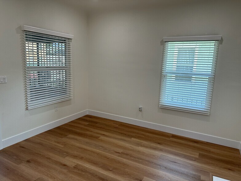 Building Photo - 4858 Ascot Ave