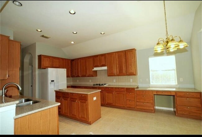 Building Photo - 1030 Walnut Pointe