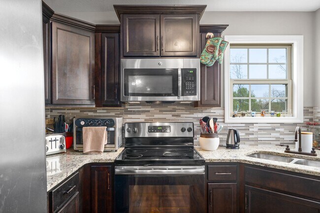 Building Photo - 1831 Camelot Dr