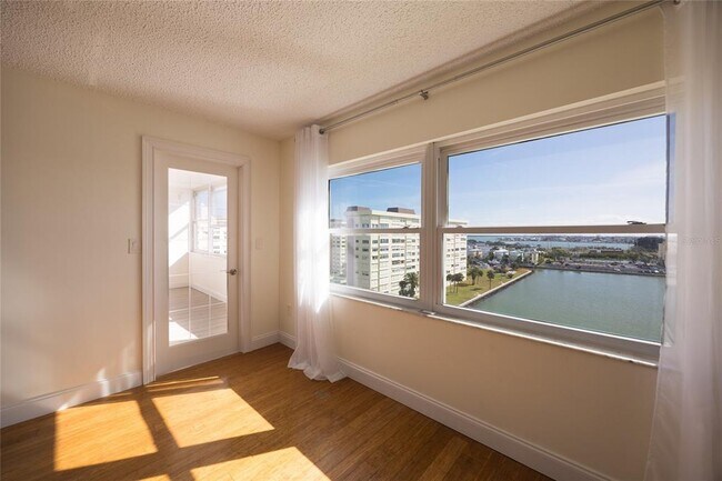 Building Photo - 4775 Cove Cir