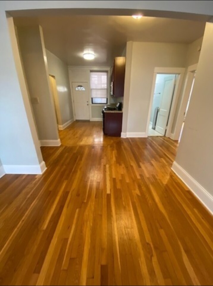 Building Photo - 1318 W Waveland Ave